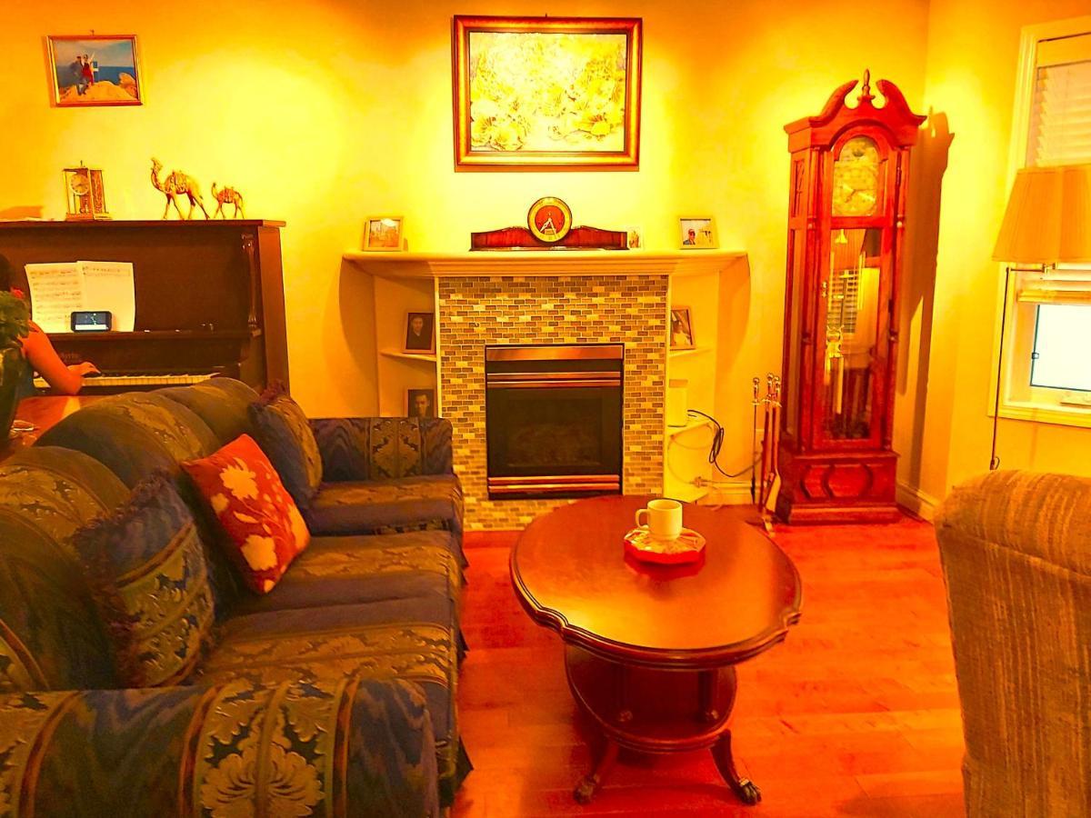 Lovely Comfy Home Private Bath In Central YYC المظهر الخارجي الصورة