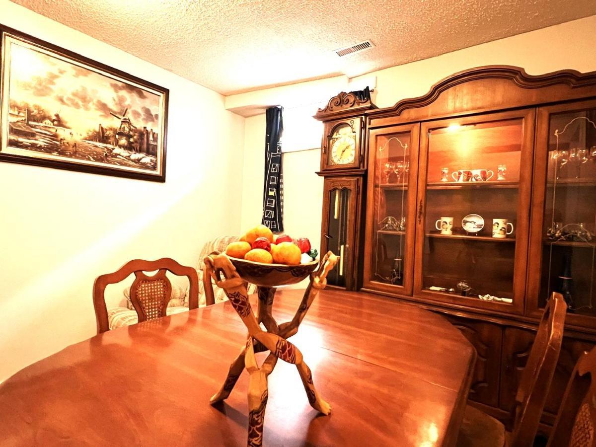 Lovely Comfy Home Private Bath In Central YYC المظهر الخارجي الصورة