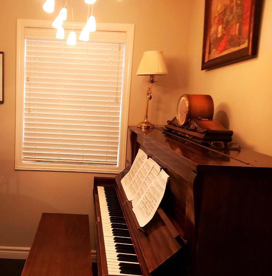 Lovely Comfy Home Private Bath In Central YYC المظهر الخارجي الصورة